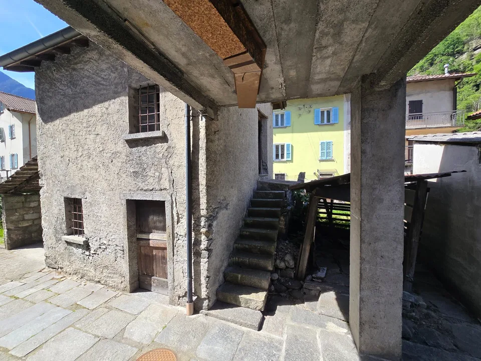 Mehrfamilienhaus zur Renovierung mit Grundstück und Stall