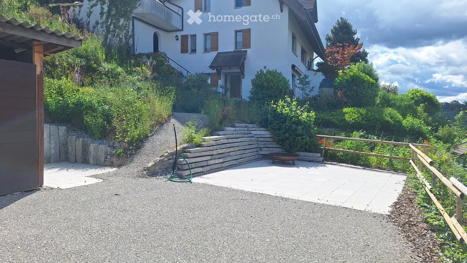 Einfamilienhaus an Hanglage mit über 1'000 m² Grundstück
