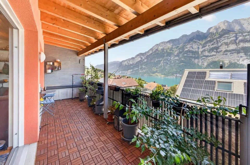 Vivere sopra il lago di Walensee - Appartamento mansardato di 3½ locali soleggiato con vista panoramica