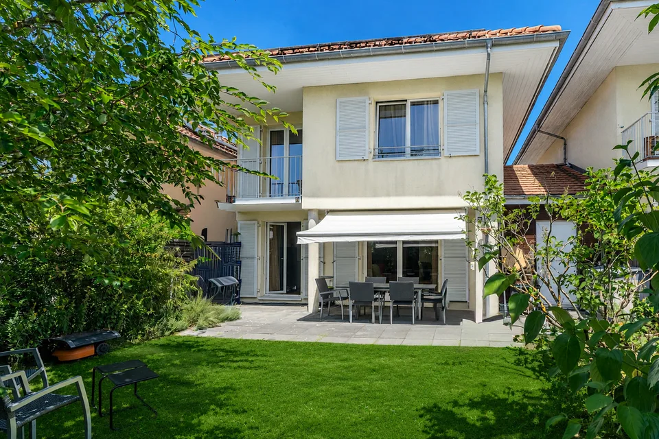 Jolie villa jumelée par les garages à Epalinges