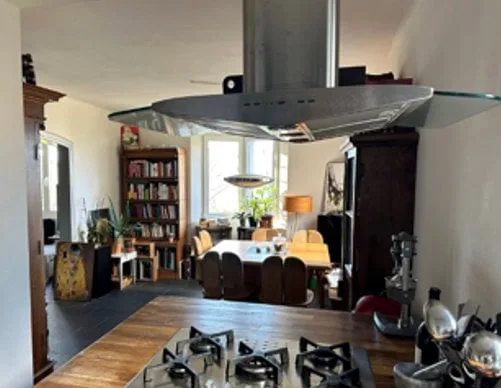 Ampia camera mansardata in una casa condivisa con giardino a ZH-Höngg