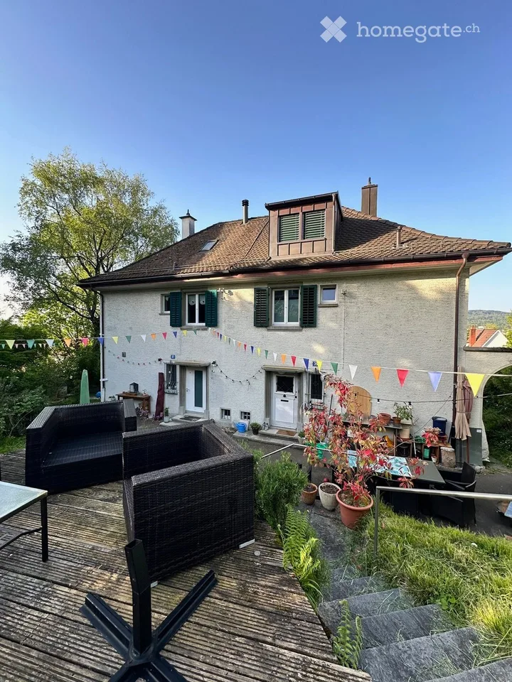Grosszügiges Dachzimmer in WG-Haus mit Garten in ZH-Höngg