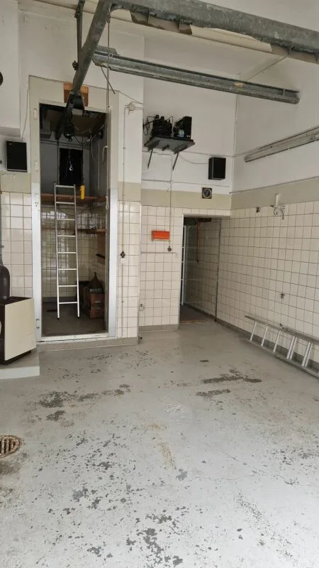 Spazio commerciale e di stoccaggio attraente nel centro del villaggio