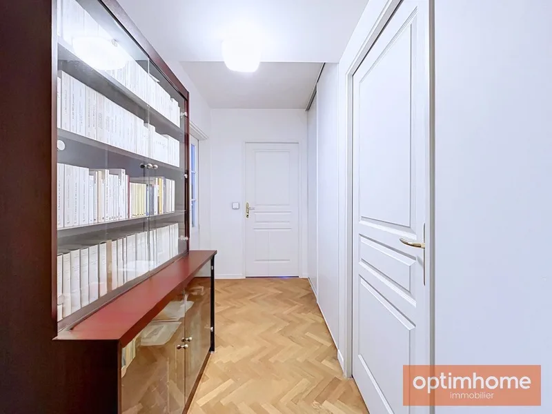 Verkauf in Bareigentum - Appartement mit hohem Standard und Balkon, Keller und