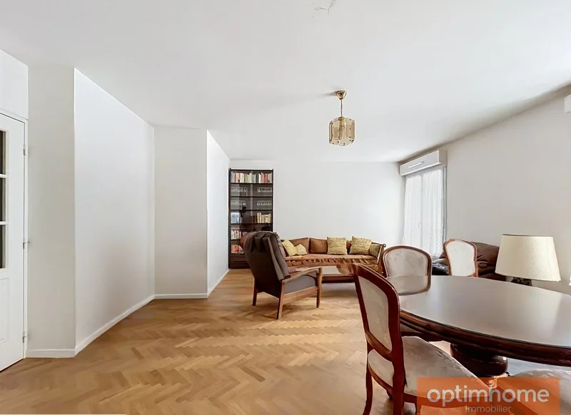 Verkauf in Bareigentum - Appartement mit hohem Standard und Balkon, Keller und