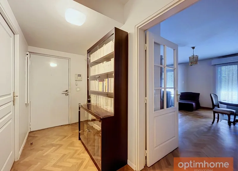 Verkauf in Bareigentum - Appartement mit hohem Standard und Balkon, Keller und