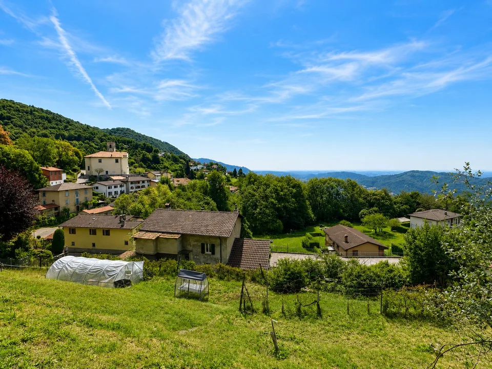 Charakteristisches Objekt zur Renovierung mit großem bebaubarem Grundstück und drei weiteren Waldparzellen – Foto 15 von 16