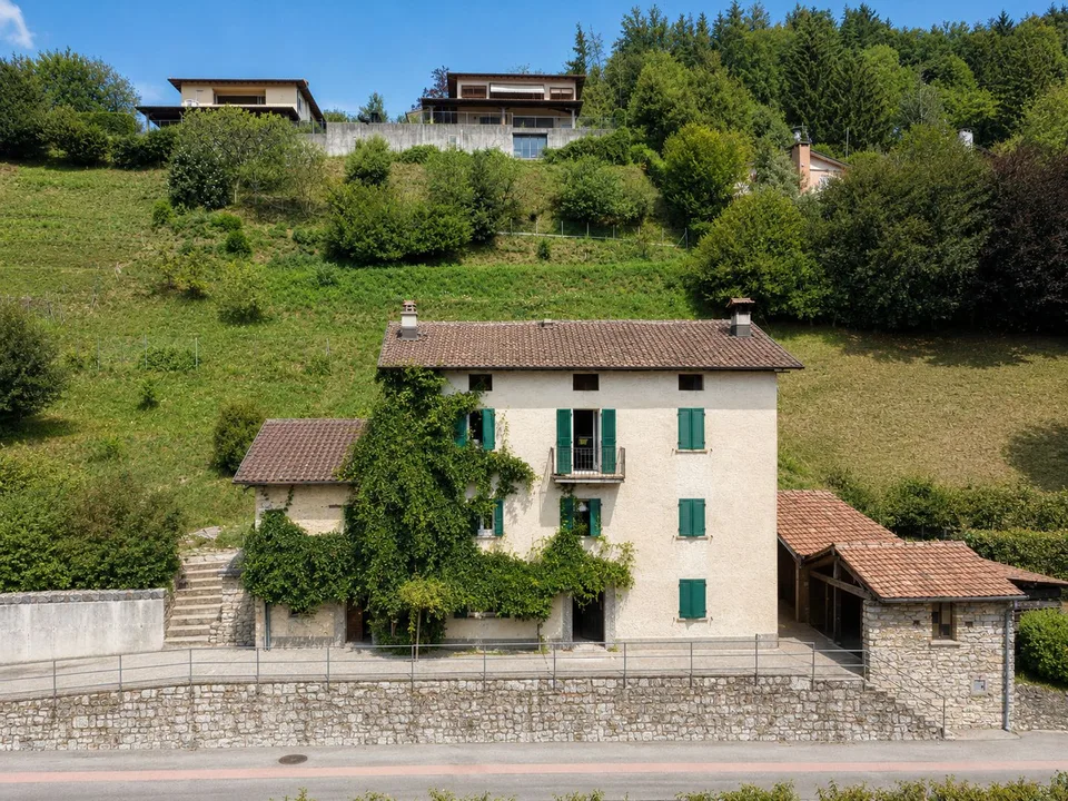 Charakteristisches Objekt zur Renovierung mit großem bebaubarem Grundstück und drei weiteren Waldparzellen – Foto 12 von 16