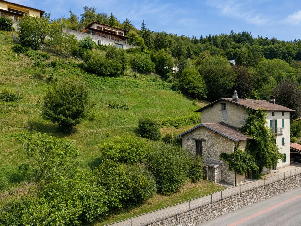 Charakteristisches Objekt zur Renovierung mit großem bebaubarem Grundstück und drei weiteren Waldparzellen – Foto 13 von 16