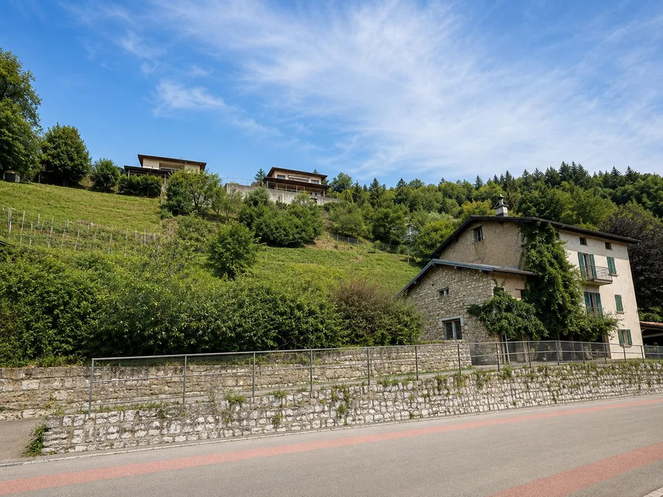 Charakteristisches Objekt zur Renovierung mit großem bebaubarem Grundstück und drei weiteren Waldparzellen – Foto 14 von 16