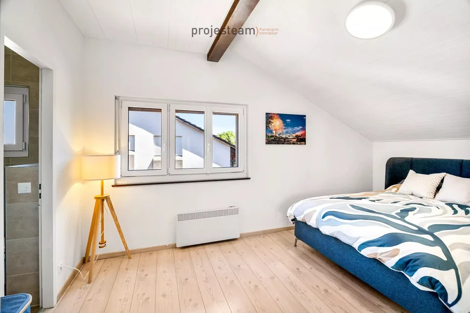 Duplex attico ristrutturato in Terre Sainte con volumi generosi – foto 11 di 13