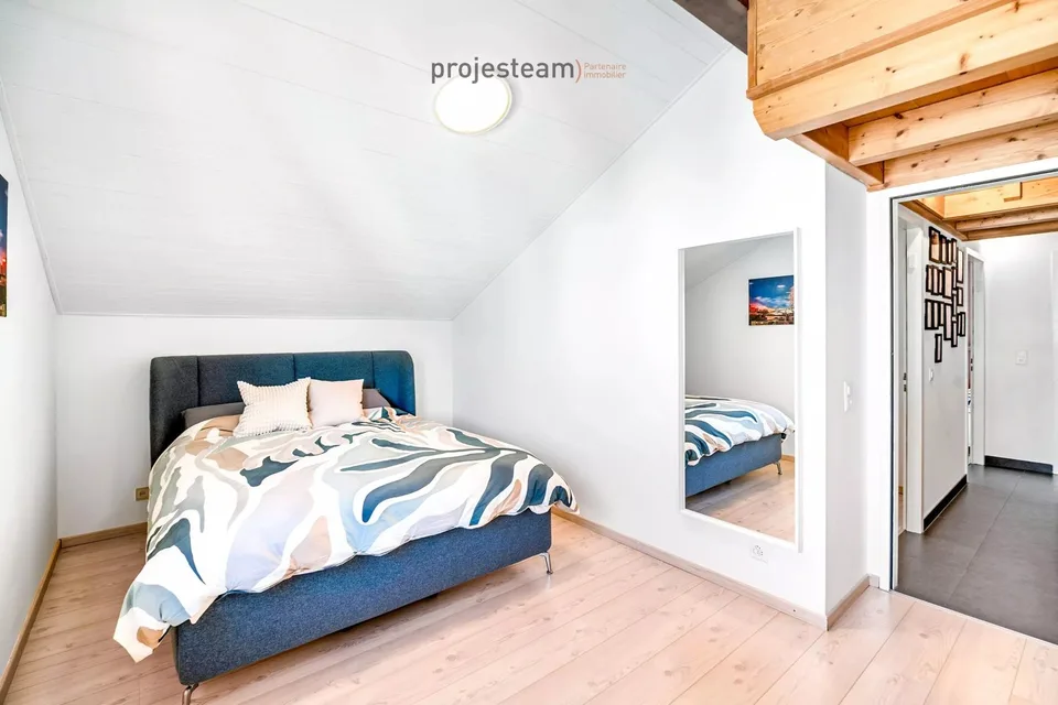 Duplex attico ristrutturato in Terre Sainte con volumi generosi – foto 12 di 13