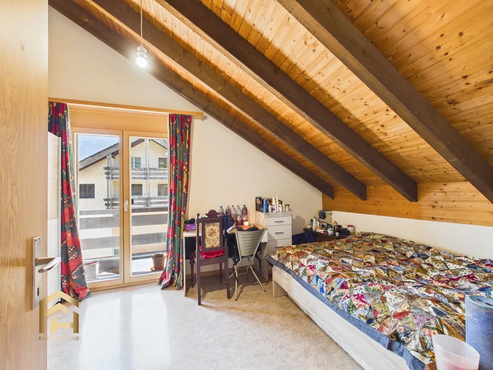Charmante Duplex-Dachwohnung mit herrlicher Bergsicht – Foto 8 von 13