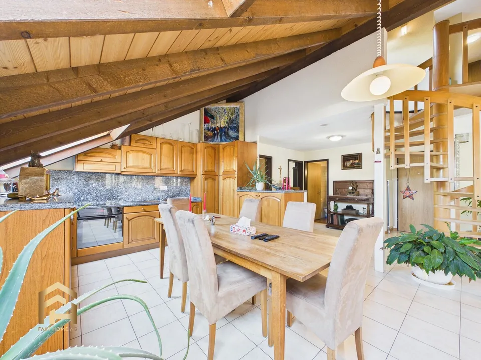 Charmante Duplex-Dachwohnung mit herrlicher Bergsicht
