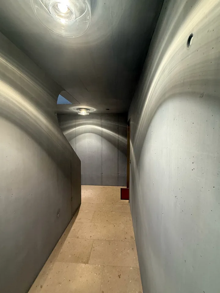 Appartamento luminoso, climatizzato 2.5 locali con balcone e parcheggio sotterraneo