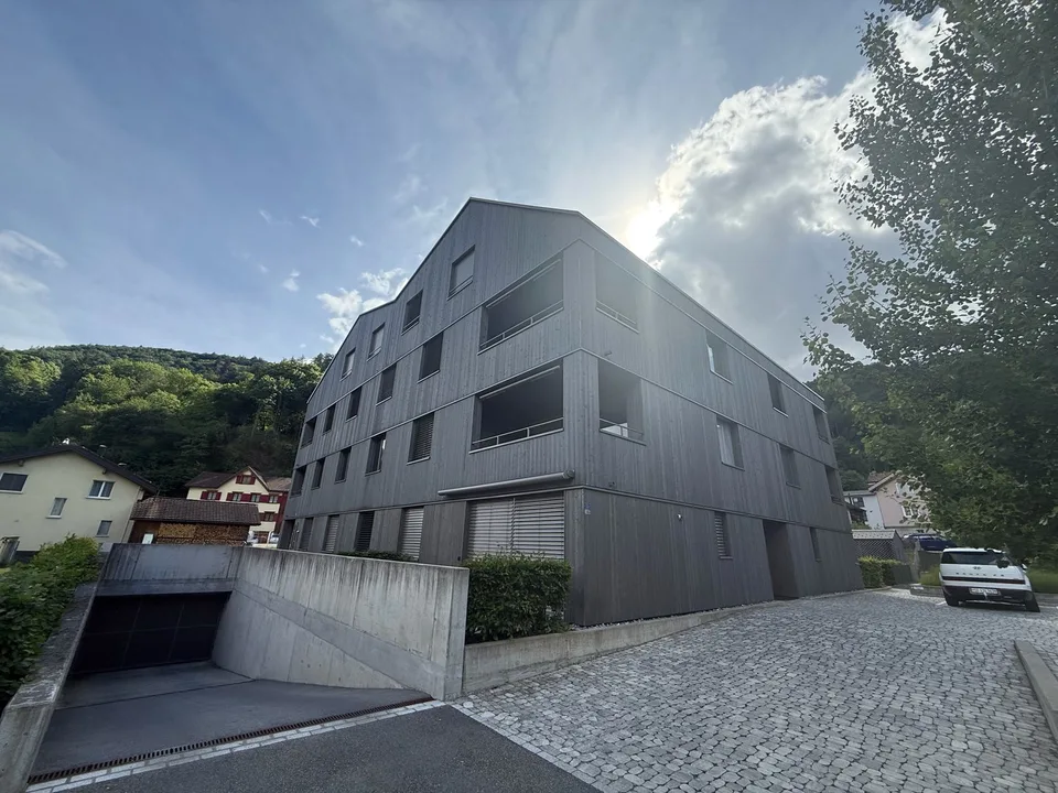 Helle, klimatisierte 2.5-Zimmer Wohnung mit Balkon und Tiefgaragenparkplatz