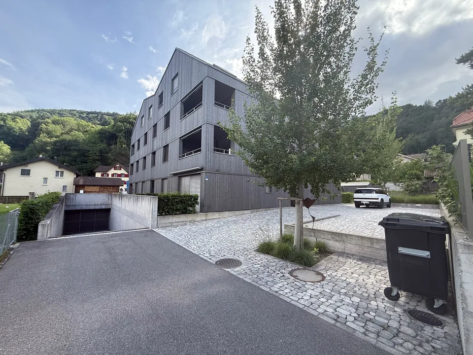 Appartamento luminoso, climatizzato 2.5 locali con balcone e parcheggio sotterraneo