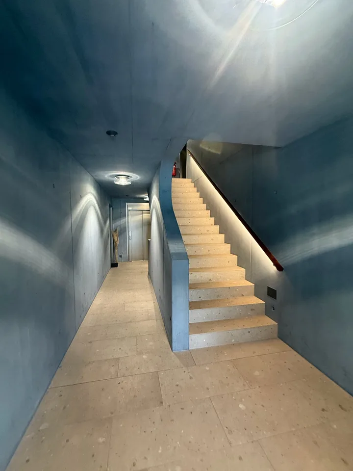 Appartamento luminoso, climatizzato 2.5 locali con balcone e parcheggio sotterraneo