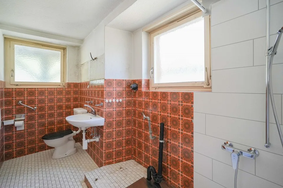For makers and individualists: renovation object with approximately 1900 m² of land – photo 6 of 13