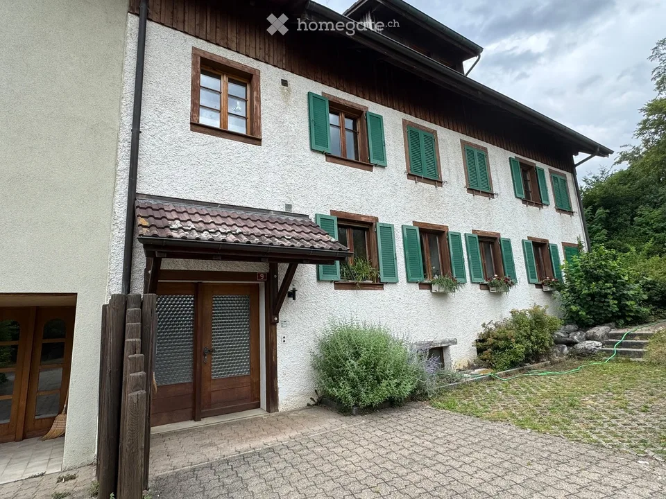 Appartamento luminoso 4,5 locali con balcone in una zona tranquilla – Beggingen