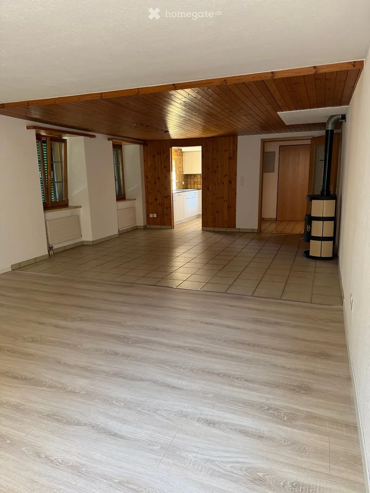 Appartamento luminoso 4,5 locali con balcone in una zona tranquilla – Beggingen