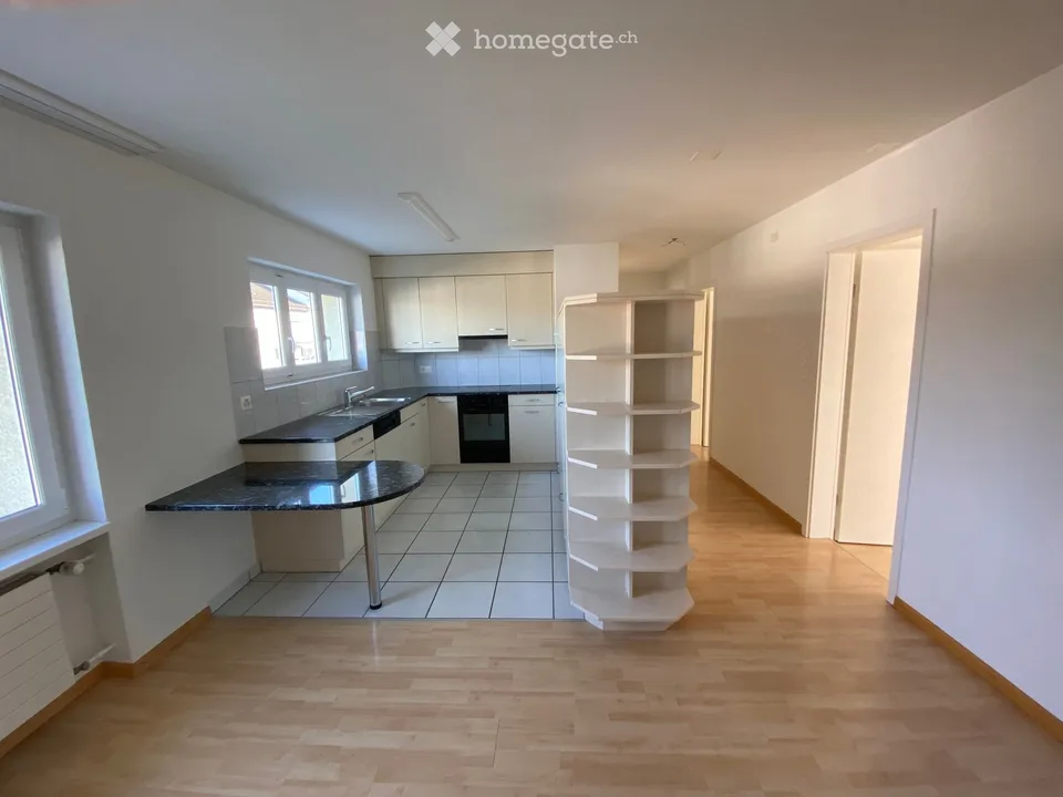 Bello appartamento luminoso di 4 locali in un quartiere residenziale tranquillo in una casa multifamiliare ben curata al 2° piano