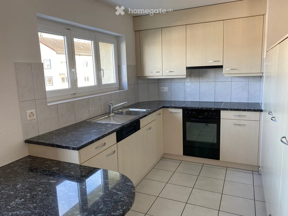 Bello appartamento luminoso di 4 locali in un quartiere residenziale tranquillo in una casa multifamiliare ben curata al 2° piano