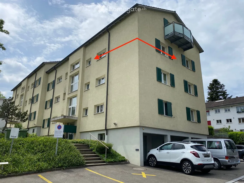 Bello appartamento luminoso di 4 locali in un quartiere residenziale tranquillo in una casa multifamiliare ben curata al 2° piano