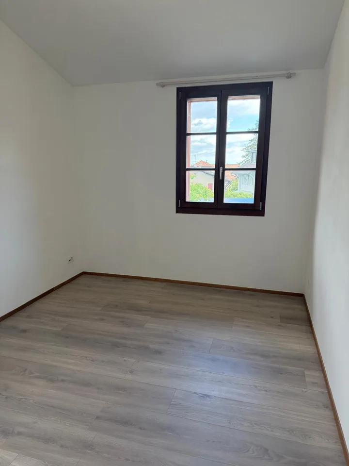 Im Herzen des Weilers Arare gelegenes, vollständig renoviertes Dorfhaus mit 160 m2, das moderne und funktionale Ausstattungen vereint.