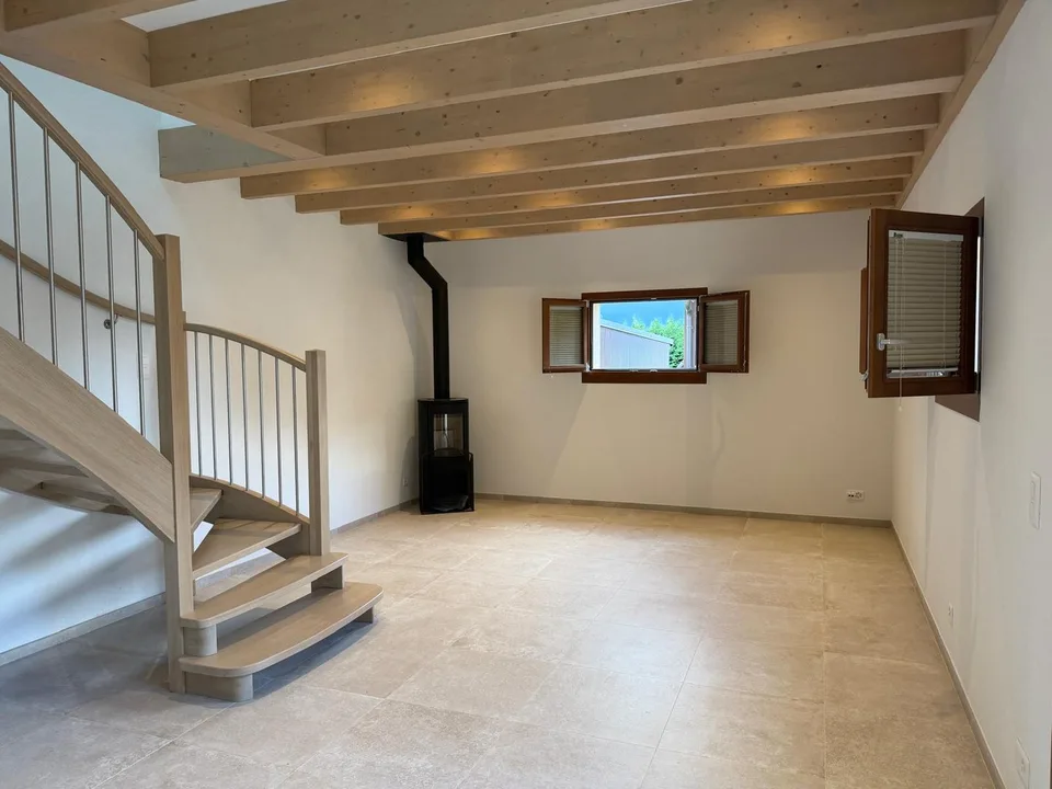 Mitten im Dorf Arare gelegenes, vollständig renoviertes Dorfhaus mit 160 m2, das moderne und funktionale Ausstattung kombiniert.