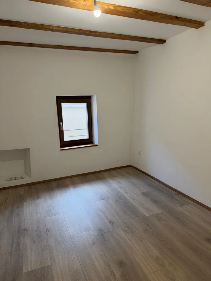 Im Herzen des Weilers Arare gelegenes, vollständig renoviertes Dorfhaus mit 160 m2, das moderne und funktionale Ausstattungen vereint.