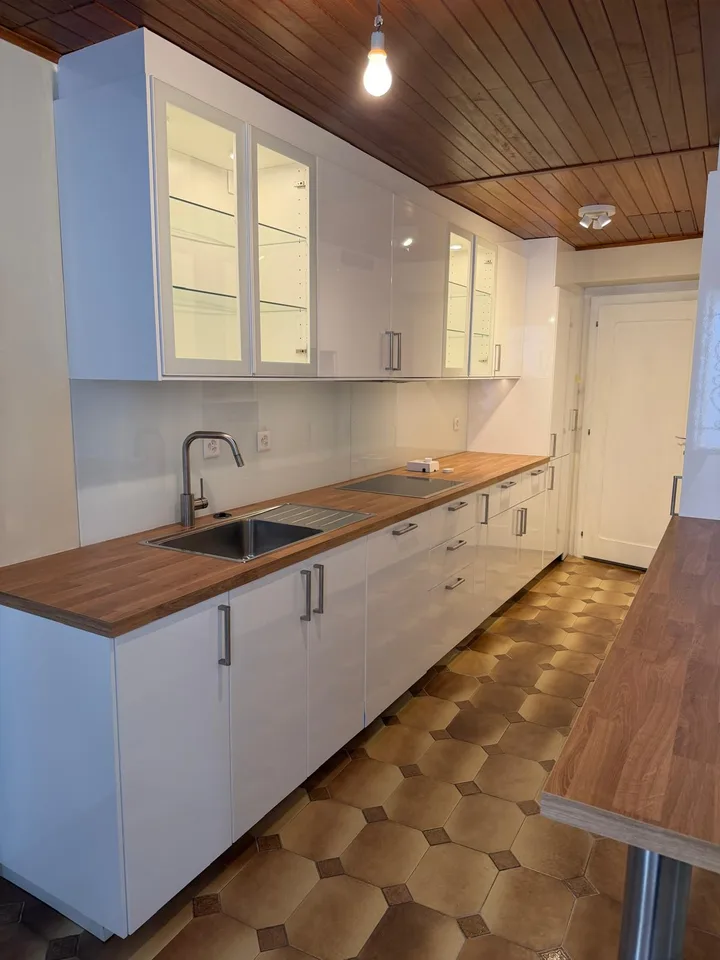Mitten im Dorf Arare gelegenes, vollständig renoviertes Dorfhaus mit 160 m2, das moderne und funktionale Ausstattung kombiniert.