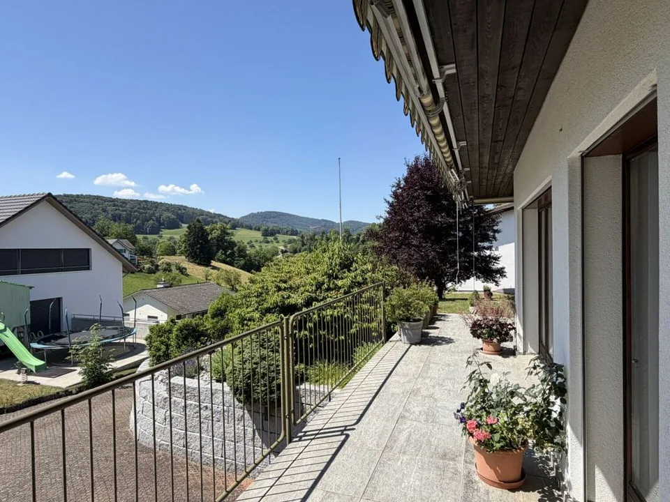 5.5-Zimmer-Doppeleinfamilienhaus mit Umschwung