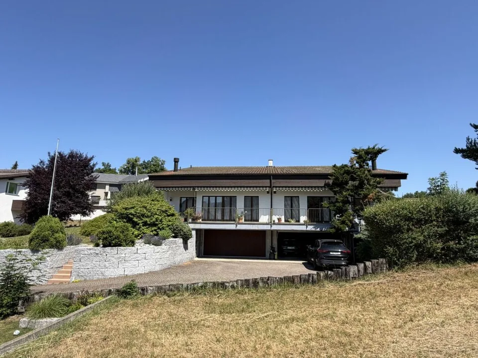 5.5-Zimmer-Doppeleinfamilienhaus mit Umschwung
