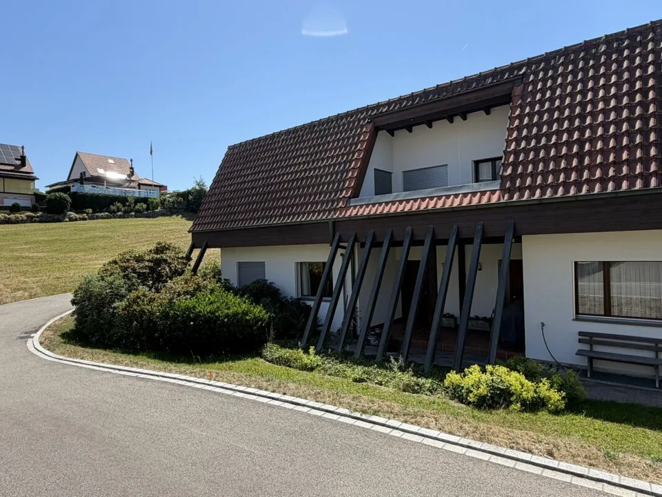 5.5-Zimmer-Doppeleinfamilienhaus mit Umschwung