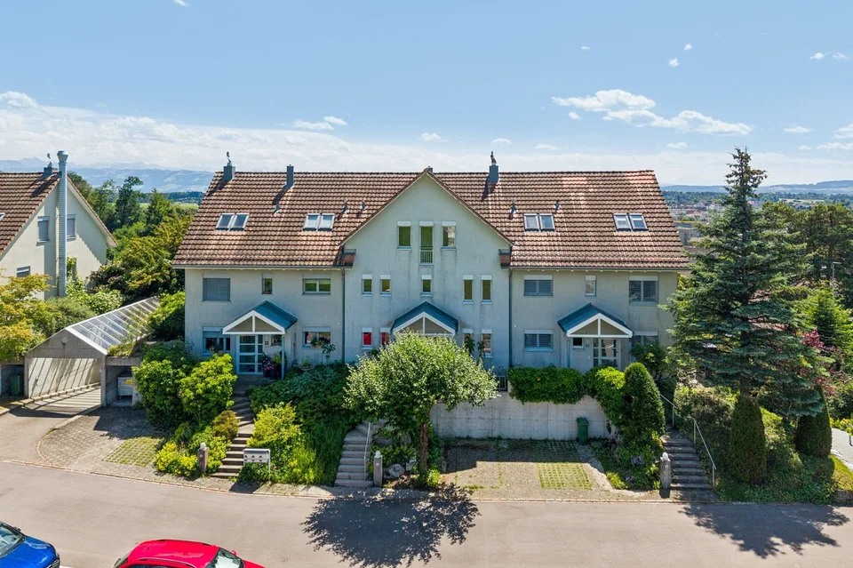 Casa a schiera spaziosa in una zona residenziale elevata con vista panoramica