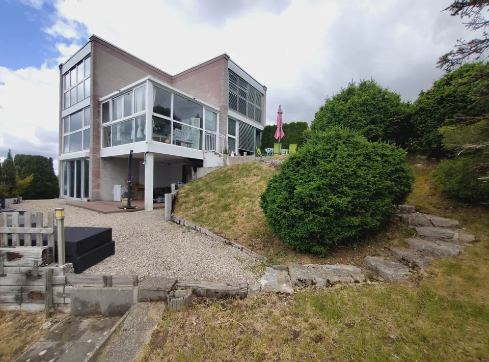 Spacious and bright semi-detached triplex house in La Chaux-de-Fonds