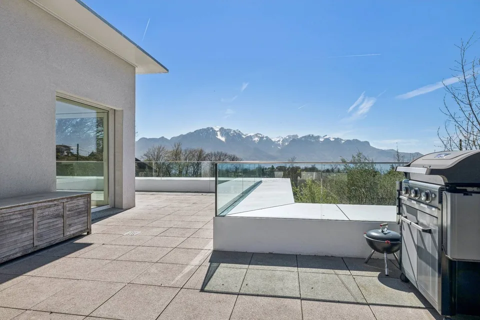 Dachgeschoß-Duplex mit contemporary Ausrichtung und Seeblick – Foto 12 von 13