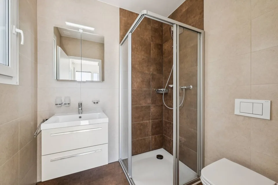 Dachgeschoß-Duplex mit contemporary Ausrichtung und Seeblick – Foto 8 von 13