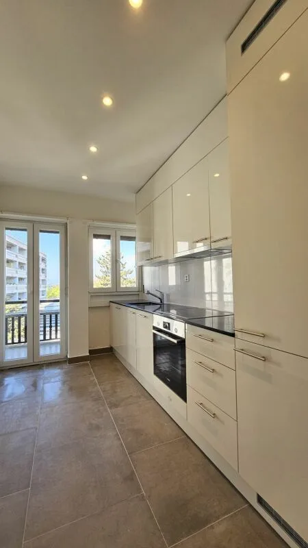 Ampio appartamento ristrutturato di 2,5 locali con balcone, torre di lavanderia & cantina - senza ascensore, a Basilea