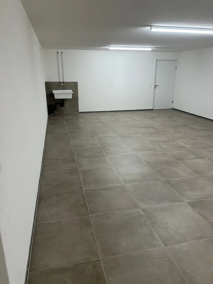 Disponibile immediatamente: locale di stoccaggio con posto auto in affitto – situato nel centro di Steinhausen!