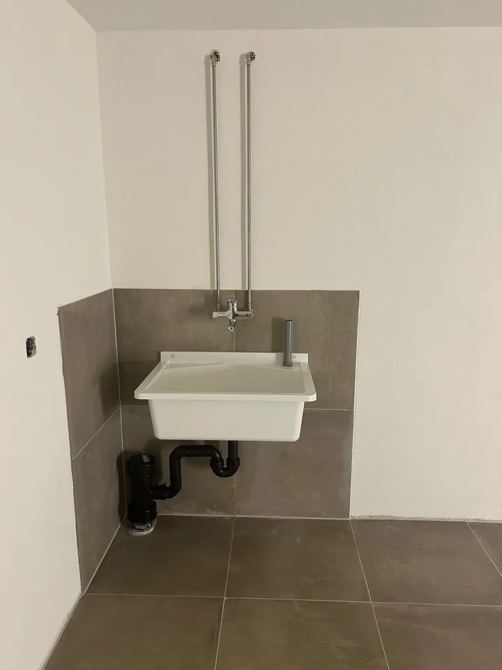 Disponibile immediatamente: locale di stoccaggio con posto auto in affitto – situato nel centro di Steinhausen!