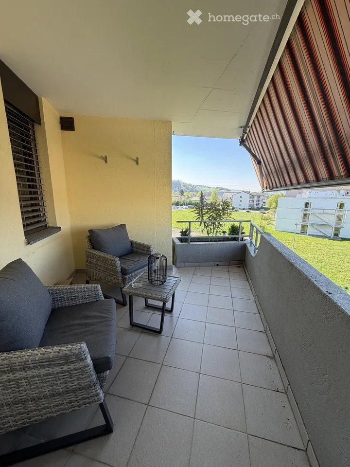 Helle 2.5‑Zimmer‑Wohnung mit Balkon, Fernsicht und moderner Küche