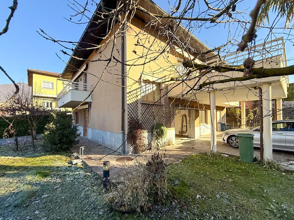 Großes Haus mit unabhängiger Wohnung