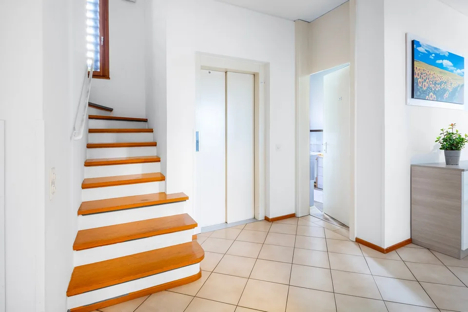 Die Freiheit, alles zu haben: Haus mit Aufzug und unabhängigem Einzimmerapartment...
