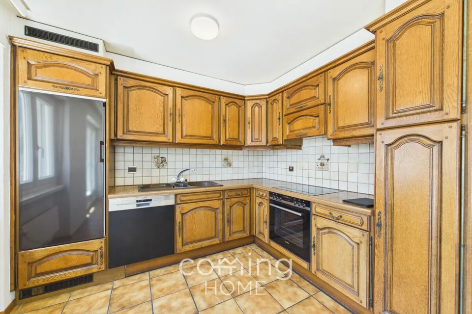 Appartamento di 4,5 locali curato a Steg-Hohtenn con balcone soleggiato e vista sulla montagna