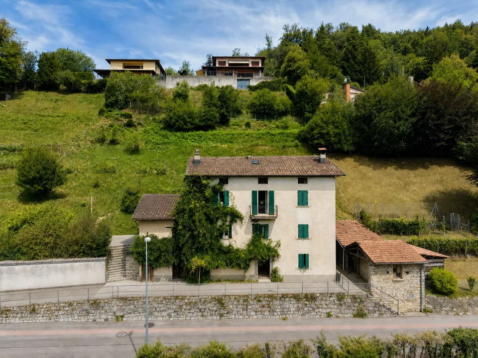 Grande terreno edificabile con costruzione esistente e ulteriori 3 lotti boschivi
