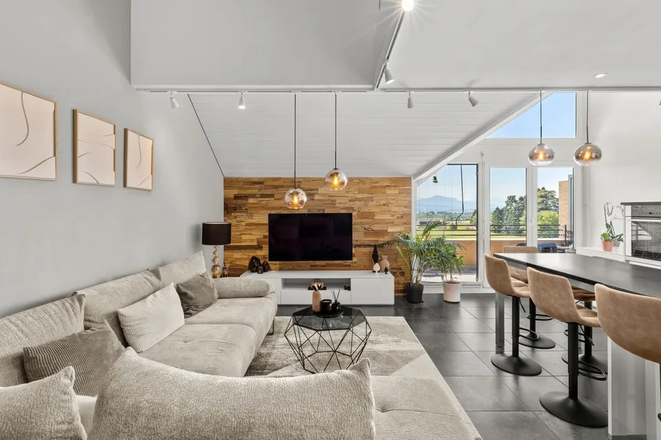 Élégance et confort pour cette attique en duplex 4,5 pièces avec vue sur le lac et les Alpes