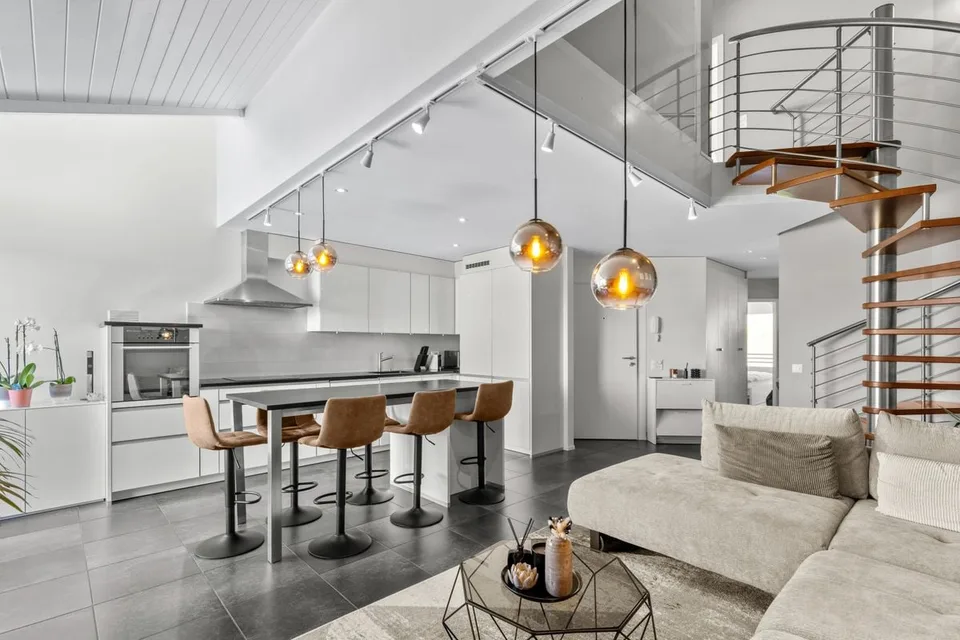 Eleganz und Komfort für dieses 4,5-Zimmer-Duplex-Penthouse mit See- und Alpenblick