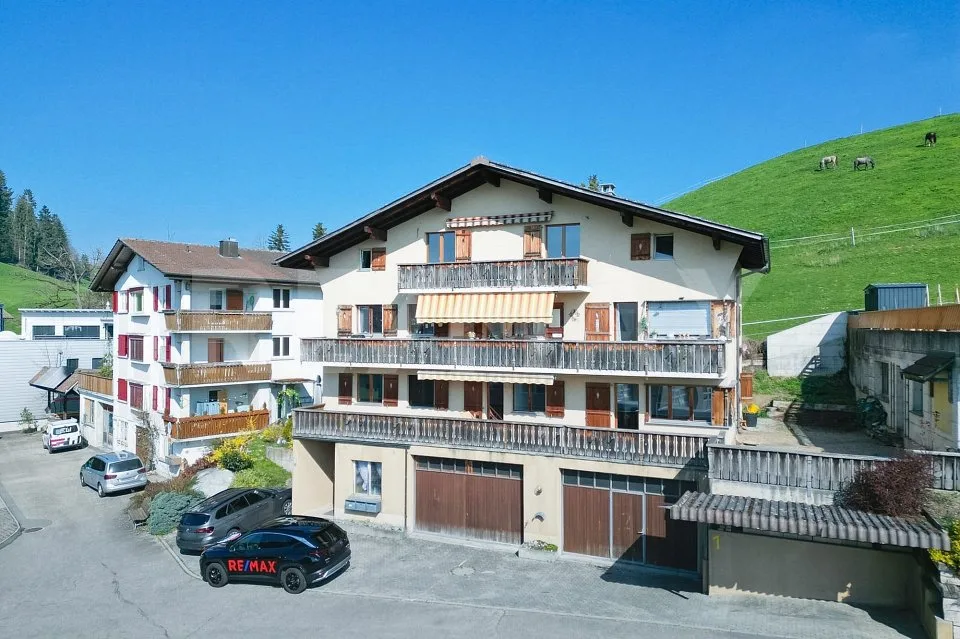 Dreifamilienhaus mit Gewerbefläche - in gemischter Wohn- und Gewerbezone